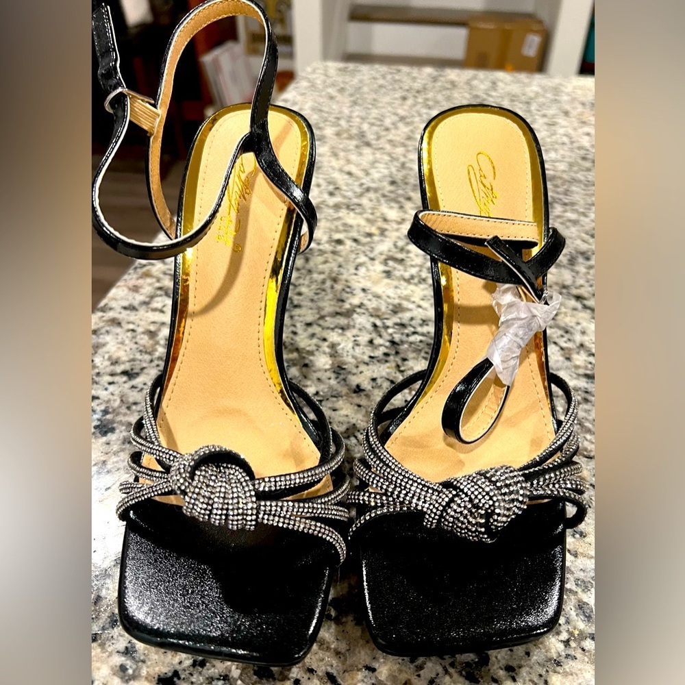 NEW! Cathy Din Sparkly Special Occasion Strappy Heels in Size 9 NWOT! 🖤🩶